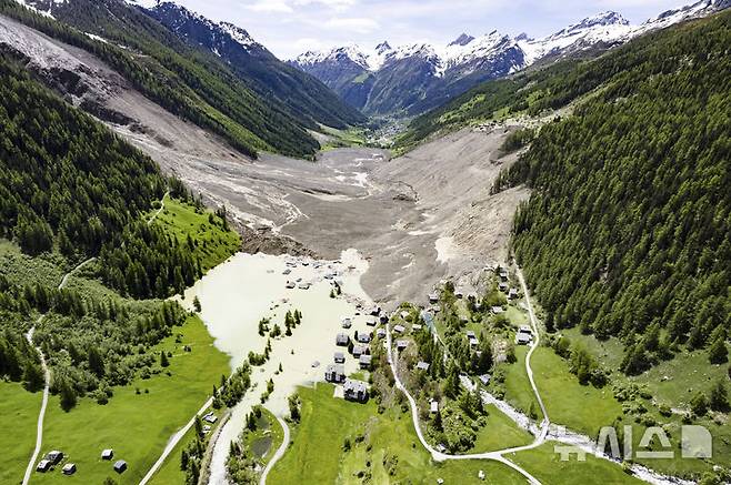 [블라텐=AP/뉴시스] 29일(현지 시간) 스위스 발레주 블라텐 마을 주택이 전날 발생한 대규모 산사태로 바위, 토사 등 잔해가 뒤덮여 있다. 28일 발생한 산사태로 암석 등이 빙하와 함께 쏟아져 내려 마을의 90%가 매몰되고 1명이 실종됐다. 주민들은 산사태 조기 경보 시스템으로 지난 19일 미리 대피한 것으로 알려졌다. 2025.05.30.