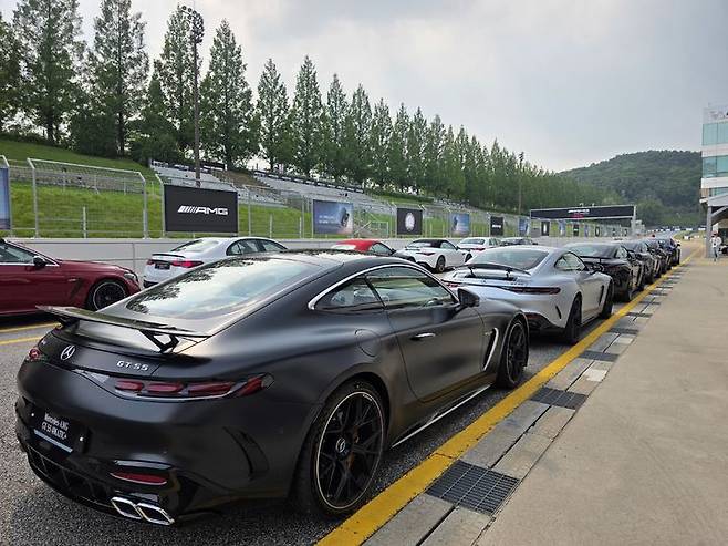 [용인=뉴시스] 박현준 기자 = 지난 28일 경기 용인 AMG 스피드웨이에서 열린 '2025 AMG GT 미디어 익스피리언스 데이'에서 메르세데스-AMG GT 55 4MATIC+ 차량들이 도열되어 있다. 2025.05.30 parkhj@newsis.com *재판매 및 DB 금지