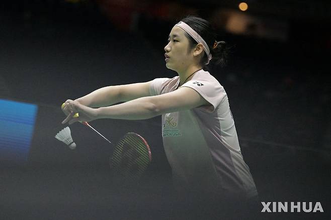 [싱가포르=신화/뉴시스] 안세영이 29일(현지 시간) 싱가포르에서 열린 2025 세계배드민턴연맹(BWF) 월드투어 슈퍼 750 싱가포르 오픈 단식 16강전에서 여지아민(싱가포르)와 경기하고 있다. 대회 3연패에 도전하는 안세영이 2-0(21-14 21-13)으로 승리하고 8강에 올라 천적 천위페이(중국)와 4강 진출을 다툰다. 2025.05.30.