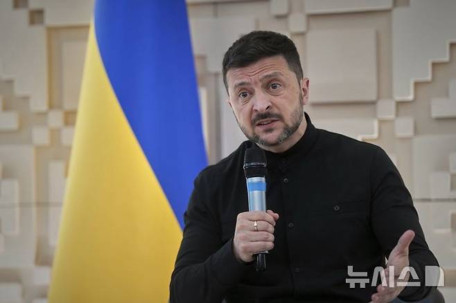 [앙카라=AP/ 뉴시스] 볼로디미르 젤렌스키 대통령은 29일(현지 시간) "그들이 일주일 넘게 준비했다는 '(평화)각서'조차 아직 아무도 보지 못했다"며 러시아의 협상 의지에 의구심을 드러냈다. 사진은 젤렌스키 대통령이 지난 15일 튀르키예 앙카라 주재 우크라이나 대사관에서 기자회견을 하는 모습. 2025.05.16.