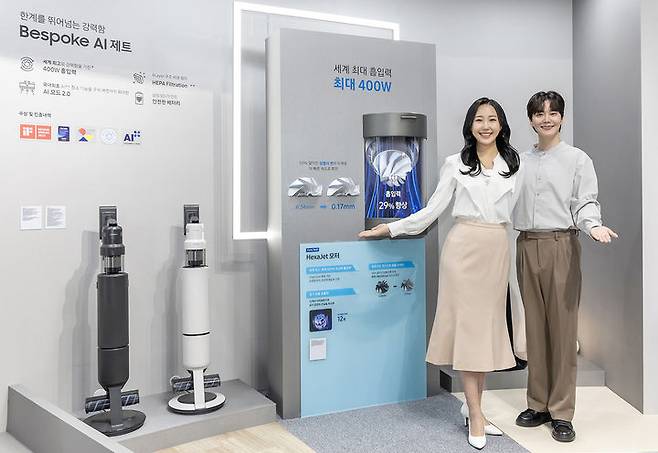 [서울=뉴시스]삼성전자 모델이 세계 최고 흡입력과 AI 기능을 갖춘 '비스포크 AI 제트 400W' 스틱 청소기를 소개하고 있다. (사진=삼성전자 제공) 2025.03.31. photo@newsis.com *재판매 및 DB 금지