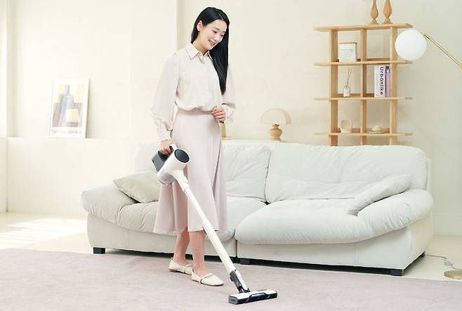 [서울=뉴시스]LG전자가 AI로 고객의 사용 패턴을 분석해 청소기의 흡입력을 알아서 조절해 주는 무선청소기 'LG 코드제로 오브제컬렉션 A9 AI'을 출시했다. (사진 = 업체 제공) 2025.04.30. photo@newsis.com *재판매 및 DB 금지