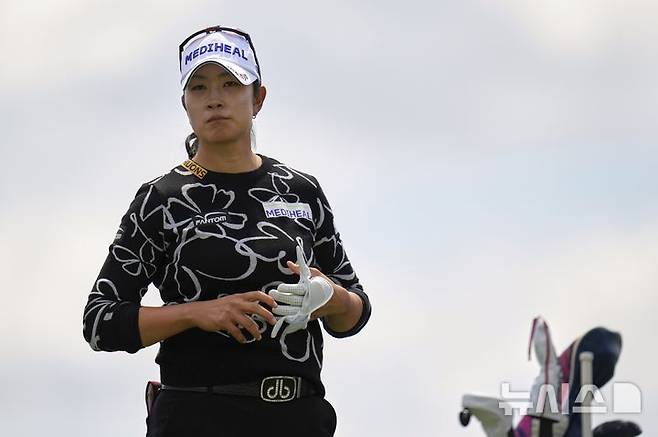 [에린=AP/뉴시스] 김아림이 29일(현지 시간) 미 위스콘신주 에린의 에린힐스에서 열린 미국여자프로골프(LPGA) 투어 제80회 US여자오픈 첫날 3번 홀에서 경기하고 있다. 김아림은 4언더파 68타로 임진희 등과 함께 공동 선두에 이름을 올렸다. 2025.05.30.