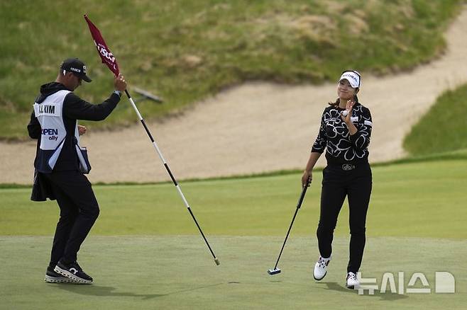 [에린=AP/뉴시스] 김아림이 29일(현지 시간) 미 위스콘신주 에린의 에린힐스에서 열린 미국여자프로골프(LPGA) 투어 제80회 US여자오픈 첫날 2번 홀 퍼팅을 마친 후 인사하고 있다. 김아림은 4언더파 68타로 임진희 등과 함께 공동 선두에 이름을 올렸다. 2025.05.30.