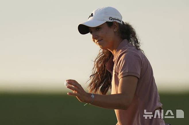 <font style="vertical-align: inherit;"><font style="vertical-align: inherit;">[에린=AP/뉴시스] 스페인의 줄리아 로페즈 라미레즈가 29일(현지 시간) 미 위스콘신주 에린의 에린힐스에서 열린 미국여자프로골프(LPGA) 투어 제80회 US여자오픈 1라운드 9번홀에서 퍼트를 친 뒤 인사하고 있다. 2025.05.30.</font></font>