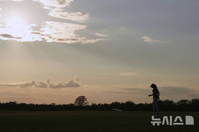 [에린=AP/뉴시스] 스페인의 줄리아 로페즈 라미레즈가 29일(현지 시간) 미 위스콘신주 에린의 에린힐스에서 열린 미국여자프로골프(LPGA) 투어 제80회 US여자오픈 1라운드 8번홀에서 퍼팅하고 있다. 2025.05.30.<font style="vertical-align: inherit;"><font style="vertical-align: inherit;"></font></font>