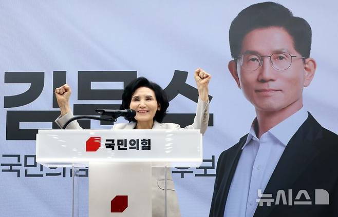 [서울=뉴시스] 조성봉 기자 = 김문수 국민의힘 대선후보의 배우자인 설난영 여사가 21일 오후 서울 여의도 중앙당사 다목적홀에서 열린 여성본부 필승결의대회에서 인사말을 마치고 파이팅을 외치고 있다. 2025.05.21. suncho21@newsis.com