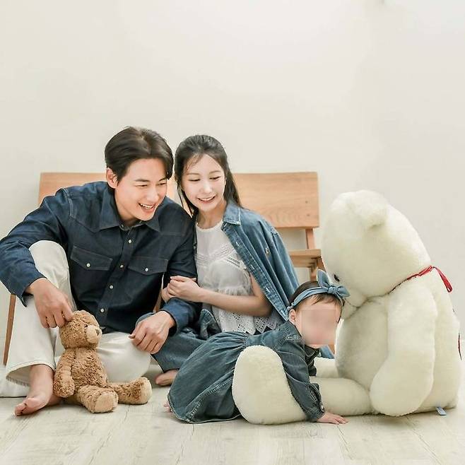 [서울=뉴시스] 왼쪽부터 이지훈, 미우라 아야네, 두 사람의 딸. (사진=미우라 아야네 인스타그램 캡처) 2025.05.30. photo@newsis.com *재판매 및 DB 금지