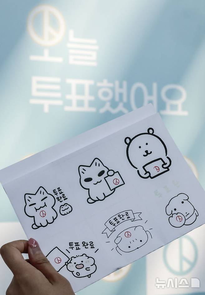 [인천공항=뉴시스] 정병혁 기자 = 제21대 대통령 선거 사전투표 마지막 날인 30일 인천국제공항 제1터미널 출국장에 설치된 사전투표소를 찾은 유권자들이 투표를 마친 뒤 인증사진을 찍고 있다. 2025.05.30. jhope@newsis.com