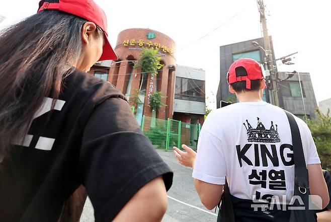 [서울=뉴시스] 이영환 기자 = 제21대 대통령 선거 사전투표 이틀째인 30일 오전 서울 서대문구 구 신촌동주민센터에 마련된 사전투표소 인근에 유튜버들이 대기하고 있다.구 신촌동주민센터에 마련된 사전투표소에서는 전날 투표용지와 회송용 봉투가 외부로 반출되는 일이 발생했으며 중앙선거관리위원회는 관리부실 책임을 인정하는 대국민 사과문을 발표했다. 2025.05.30.  20hwan@newsis.com