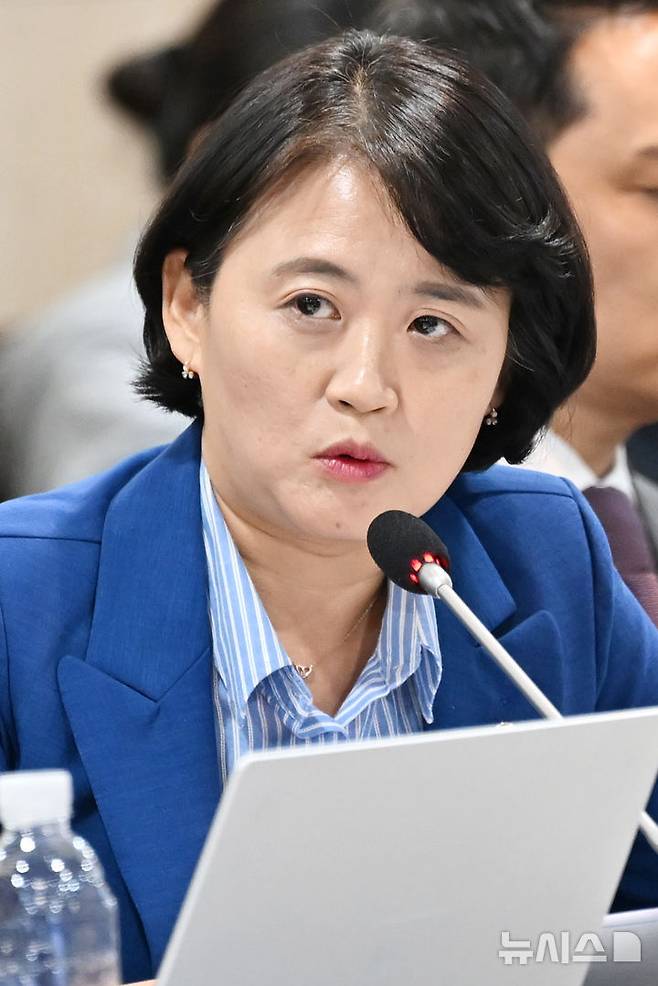 [나주=뉴시스] 이영주 기자 = 박지혜 더불어민주당 의원이 지난해 10월 14일 오후 전남 나주시 한국전력공사 본사에서 열린 산업통산자원중소벤처기업위원회 국정감사에서 한주호 한국수력원자력 사장에게 질의하고 있다. 2024.10.14. leeyj2578@newsis.com