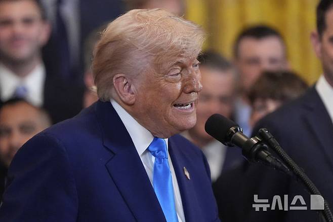 [워싱턴=AP/뉴시스] 29일(현지 시간) 뉴욕타임스에 따르면 의류 브랜드 와일드팽을 운영하는 에마 맥일로이는 트럼프 대통령의 무역전쟁 여파로 생산 거점을 중국 밖으로 옮기기 위해 고군분투했지만, 관세 조치가 '불법'이라는 판결 이후 다시 고민에 빠졌다고 토로했다.사진은 도널드 트럼프 미국 대통령. 2025.05.30.