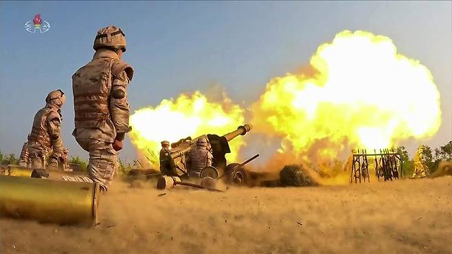 [서울=뉴시스] = 김정은 북한 국무위원장이 지난 29일 조선인민군 대연합부대 포병구분대 포사격경기를 참관했다고 조선중앙TV가 30일 보도했다. (사진 = 조선중앙TV 캡처) 2025.05.30. photo@newsis.com *재판매 및 DB 금지