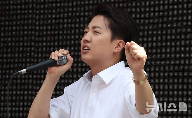 [서울=뉴시스] 추상철 기자 = 이준석 개혁신당 대선후보가 30일 오후 서울 동작구 중앙대학교 후문에서 열린 유세에서 지지를 호소하고 있다. 2025.05.30. scchoo@newsis.com