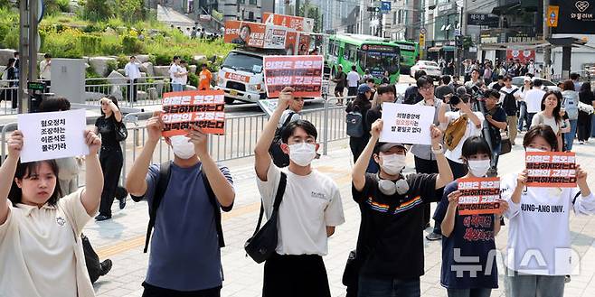 [서울=뉴시스] 추상철 기자 = 30일 오후 서울 동작구 중앙대학교 후문에서 대학생들이 유세를 펼치는 이준석 개혁신당 대선후보를 향해 혐오 발언 규탄 피켓을 들어 보이고 있다. 2025.05.30. scchoo@newsis.com