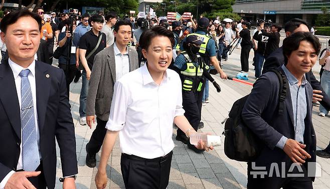 [서울=뉴시스] 추상철 기자 = 이준석 개혁신당 대선후보가 30일 오후 서울 동작구 중앙대학교 후문에서 유세를 마친후 이동하고 있다. 2025.05.30. scchoo@newsis.com