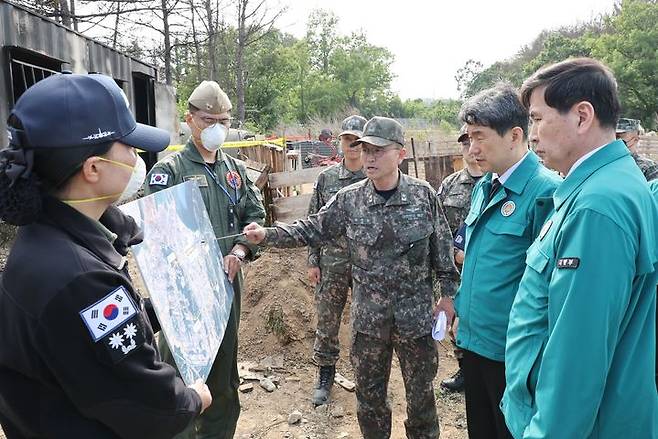 [서울=뉴시스] 최진석 기자 = 이주호 대통령 권한대행이 30일 해군 초계기 추락사고현장을 찾아 군 관계자의 보고를 듣고 있다. (사진=교육부 제공) 2025.05.30. photo@newsis.com *재판매 및 DB 금지