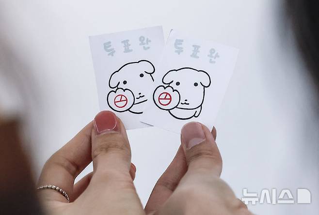 [인천공항=뉴시스] 정병혁 기자 = 제21대 대통령 선거 사전투표 마지막 날인 30일 인천국제공항 제1터미널 출국장에 설치된 사전투표소를 찾은 유권자들이 투표를 마친 뒤 인증사진을 찍고 있다. 2025.05.30. jhope@newsis.com