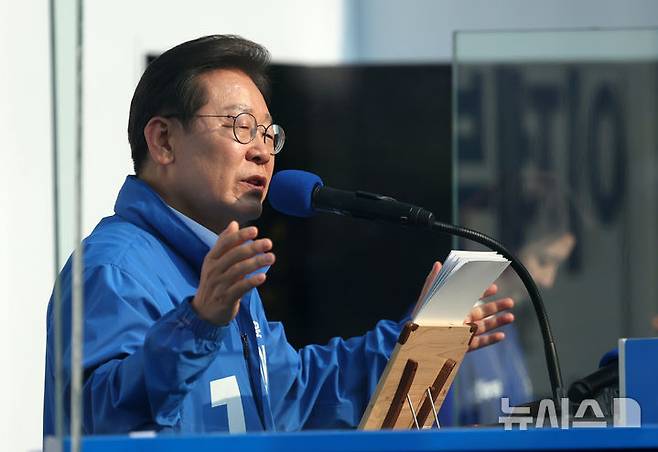 [원주=뉴시스] 조성우 기자 = 이재명 더불어민주당 대선후보가 30일 오후 강원 원주시 원주행복마당 앞에서 열린 유세에서 연설하고 있다.  2025.05.30. xconfind@newsis.com