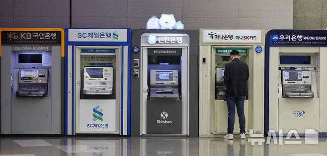 [서울=뉴시스] 이영환 기자 = 25일 서울의 한 건물에 설치된 국내 은행의 ATM 기계가 보이고 있다. 금융감독원이 이날 공개한 2025년 2월 말 국내은행의 원화대출 연체율 현황(잠정, 1개월 이상 원리금 연체 기준)에 따르면 연체율이 0.58%로 잠정 집계됐으며 2018년 11월(0.60) 이후 6년 3개뭘 만의 최고치다. 2025.04.25. 20hwan@newsis.com
