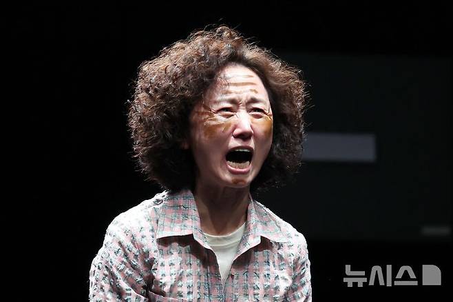 [서울=뉴시스] 박진희 기자 = 서울시극단 연극 '유령' 출연 배우 이지하가 30일 서울 종로구 세종문화회관 S씨어터에서 전막 시연을 하고 있다. 연극 '유령'은 남편의 폭력을 피해 가출한 '배명순'이 무연고자로 쓸쓸히 죽게 된 후 시신 안치실에서 유령들을 만나는 이야기다. 사람답게 살지 못하고 사라지는 사람들의 에피소드로 우리 주변 무연고자들의 인생을 돌아보게 한다. 2025.05.30. pak7130@newsis.com