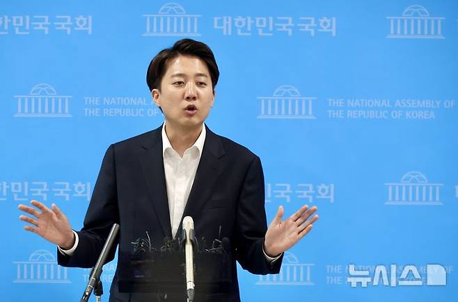 [서울=뉴시스] 조성봉 기자 = 이준석 개혁신당 대선후보가 30일 오후 서울 여의도 국회 소통관에서 진보정당들이 자신을 상대로 발의한 징계안에 대해 입장 발표를 마치고 취재진의 질문에 답변하고 있다.2025.05.30. suncho21@newsis.com