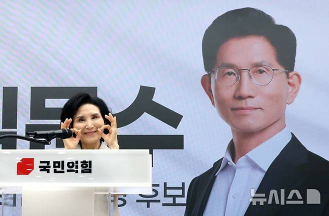 [서울=뉴시스] 조성봉 기자 = 김문수 국민의힘 대선후보의 배우자인 설난영 여사가 지난 21일 오후 서울 여의도 중앙당사 다목적홀에서 열린 여성본부 필승결의대회에서 인사말을 하기 전 포즈를 취하고 있다. 2025.05.21. suncho21@newsis.com