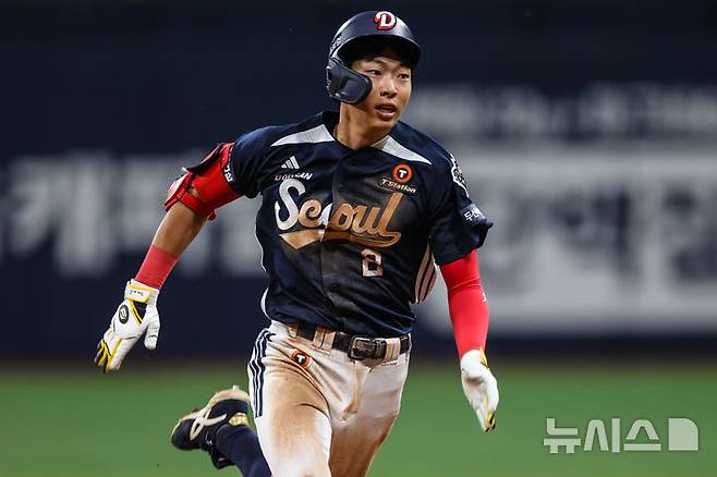 [서울=뉴시스] 프로야구 두산 베어스 김민석이 30일 서울 고척스카이돔에서 열린 2025 신한 쏠뱅크 KBO리그 키움 히어로즈와의 경기에서 3루타를 친 뒤 베이스를 돌고 있다. (사진=두산 베어스 제공) 2025.05.30.