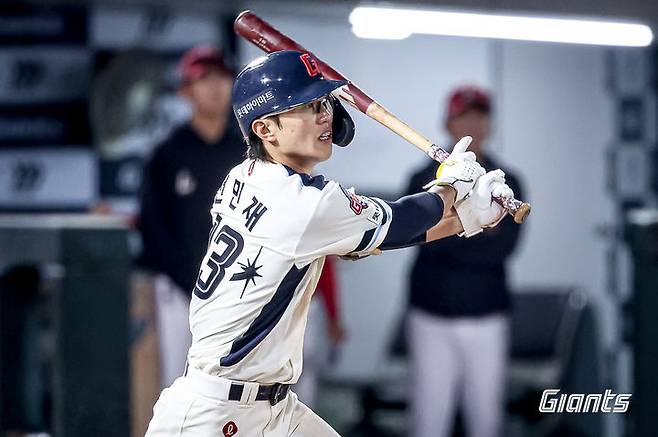 [서울=뉴시스] 프로야구 롯데 자이언츠 전민재가 30일 부산 사직구장에서 열린 2025 신한 쏠뱅크 KBO리그 SSG 랜더스와의 경기에서 안타를 치고 있다. (사진=롯데 자이언츠 제공) 2025.05.30. *재판매 및 DB 금지