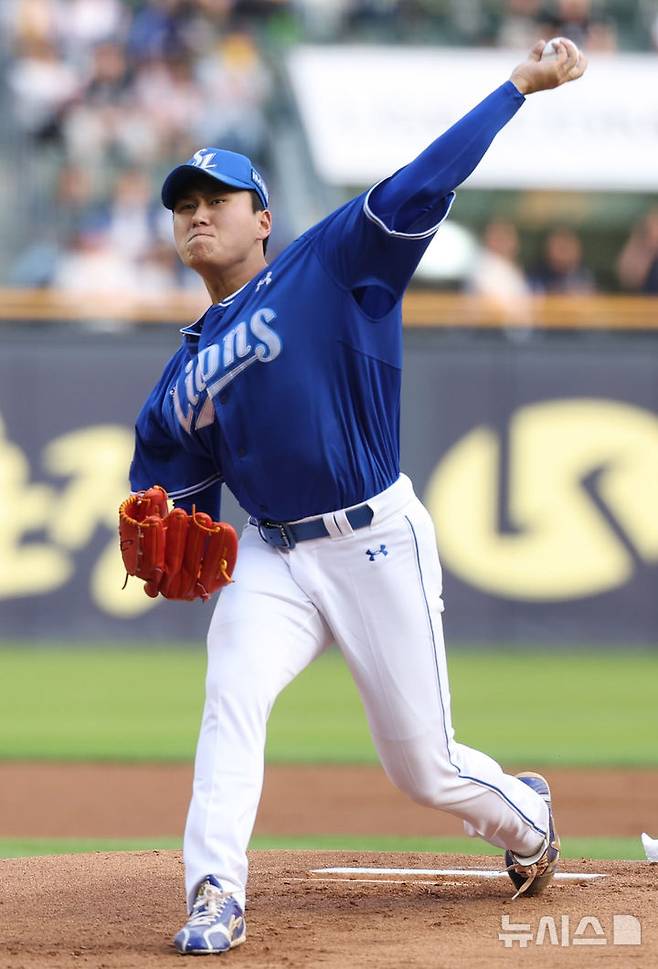 [서울=뉴시스] 추상철 기자 = 30일 오후 서울 송파구 잠실야구장에서 열린 2025 KBO리그 삼성라이온즈와 LG트윈스의 경기, 삼성 선발투수 이승현이 역투하고 있다. 2025.05.30. scchoo@newsis.com