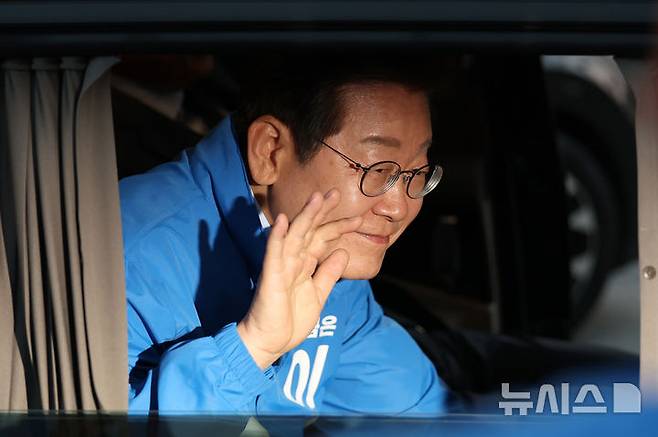 [충주=뉴시스] 조성우 기자 = 이재명 더불어민주당 대선후보가 30일 오후 충북 충주시 충주체육관 시계탑광장에서 열린 유세를 마치고 차를 타고 이동하며 시민들에게 인사하고 있다. 2025.05.30. xconfind@newsis.com