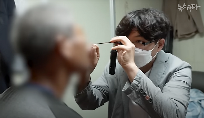 2024년 9월 낙동강 주민의 콧속을 검사하는 김동은 계명대학교 동산병원 이비인후과 교수