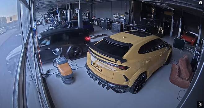 차량 대피시키는 업주 [Gräper Automotive 유튜브 캡처]