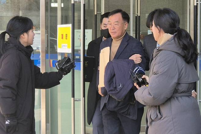 영장실질심사를 마치고 취재진의 질문을 받고 있는 김진하 양양군수. 연합뉴스