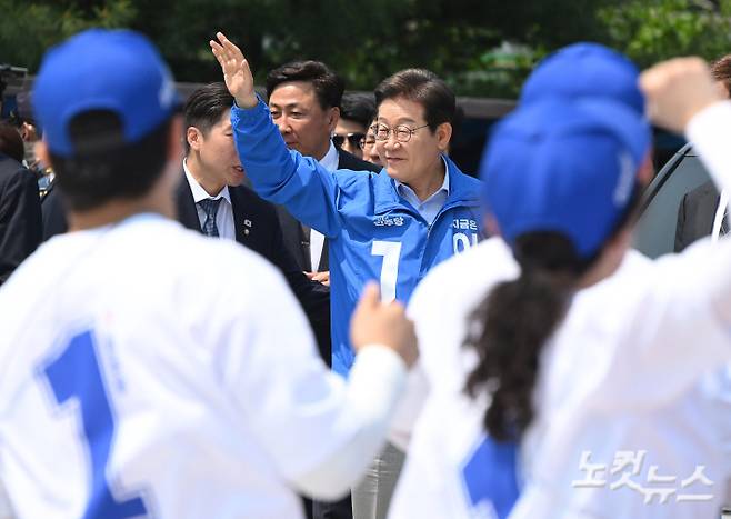 이재명 더불어민주당 대선 후보가 대선을 나흘 앞둔 30일 강원 춘천시 춘천역 광장에서 유권자들에게 지지를 호소하고 있다. 이 후보는 공식 선거운동이 시작된 후 처음으로 강원지역을 방문했다. 류영주 기자