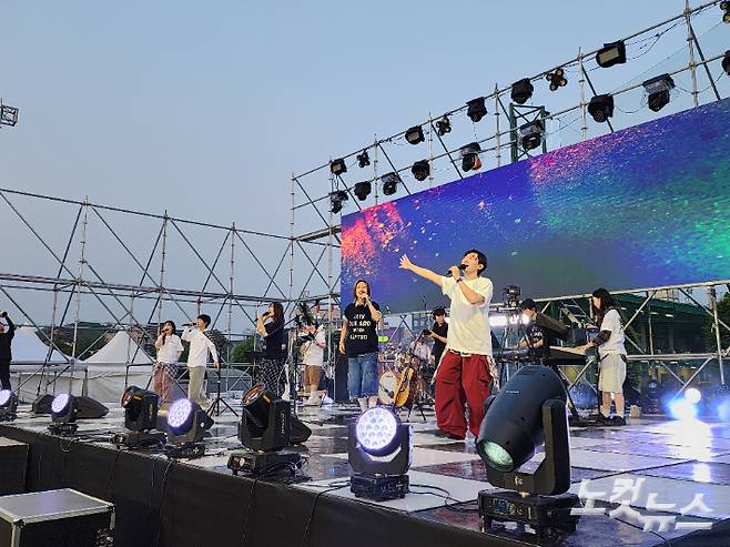 30일 저녁 '한밤의 프레이즈 2025' 전주 공연에서 워십밴드 GIFTED가 공연하고 있다. 전북CBS