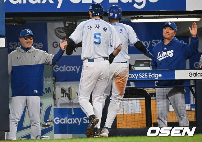 [OSEN=대구, 이석우 기자] 29일 대구삼성라이온즈파크에서 2025 신한 SOL 뱅크 KBO 리그 삼성 라이온즈와 롯데 자이언츠의 경기가 열렸다. 홈팀 삼성은 최원태가, 방문팀 롯데는 박세웅이 선발 출전했다. 삼성 라이온즈 박진만 감독이 5회말 2사 1,2루 강민호의 우익수 오른쪽 역전 2타점 2루타때 득점을 올린 디아즈, 구자욱과 하이파이브를 하고 있다. 2025.05.29 / foto0307@osen.co.kr