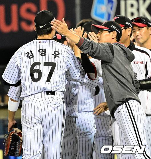 [OSEN=잠실, 지형준 기자] 프로야구 LG 트윈스가&nbsp;한화 이글스와 1~2위 맞대결에서 위닝시리즈에 성공했다.&nbsp;LG는 29일 잠실구장에서 열린 2025 KBO리그 한화와 시즌 8차전 맞대결에서 3-1로 승리했다. 선발투수 손주영이 7이닝 5피안타 1볼넷 6탈삼진 1실점으로 호투하며 시즌 6승째를 기록했다. 신인 김영우가 1이닝 데뷔 첫 세이브를 기록했다. 문보경이 동점 홈런, 김현수가 역전 결승타를 때렸다.&nbsp;한화 선발 와이스는 6이닝 6피안타 1피홈런 1볼넷 6탈삼진 1실점을 기록했다. 주현상이 1이닝 1실점으로 패전 투수가 됐다.경기를 마치고 LG 염경엽 감독이 김영우와 승리를 기뻐하고 있다. 2025.05.29 /jpnews@osen.co.kr