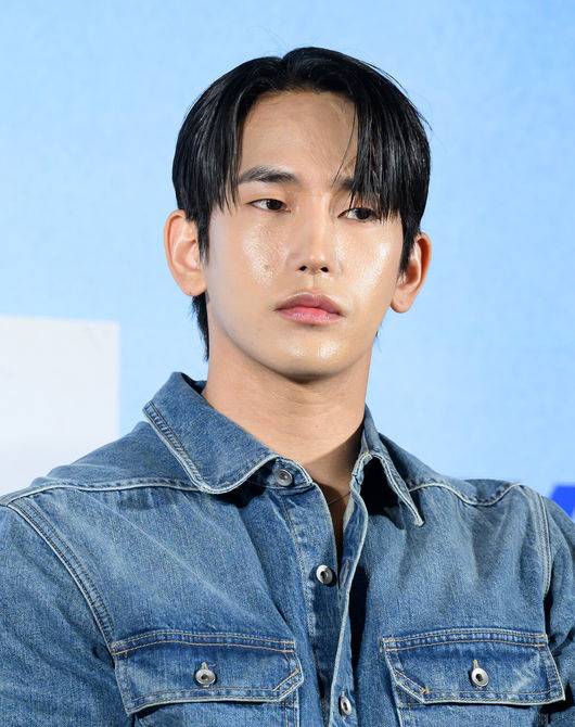 [OSEN=이대선 기자] 28일 서울 광진구 롯데시네마 건대입구에서 웨이브 오리지널 'ONE : 하이스쿨 히어로즈' 제작발표회가 열렸다.‘ONE :&nbsp;하이스쿨 히어로즈’는 아버지의 억압에 시달리던 전교&nbsp;1등 의겸(이정하)과 그의 천부적인 싸움 재능을 이용하려는 윤기(김도완)가 복면을 쓴&nbsp;‘하이스쿨 히어로즈’를 결성해 억눌린 분노를 폭발시켜 학교 폭력 서열을 뒤엎는 하이스쿨 액션 드라마다.배우 육준서가 취재진의 질문을 듣고 있다. 2025.05.28 /sunday@osen.co.kr