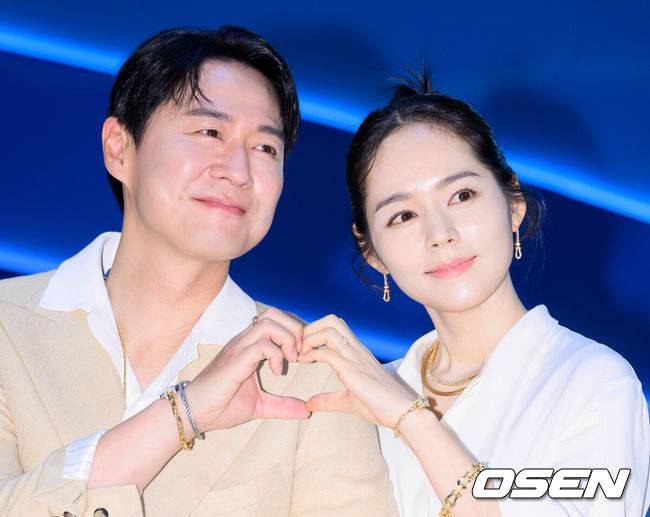 [OSEN=이대선 기자] 2일 오전 서울 롯데백화점 잠실점 에비뉴엘에서 모던 주얼리 브랜드의 팝업스토어 오픈 행사가 진행됐다.배우 연정훈, 한가인 부부가 포즈를 취하고 있다. 2024.05.02 /sunday@osen.co.kr