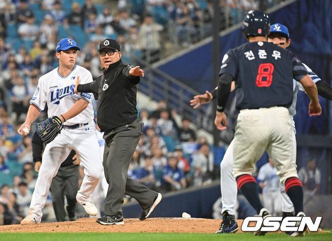 [OSEN=대구, 이석우 기자] 29일 대구삼성라이온즈파크에서 2025 신한 SOL 뱅크 KBO 리그 삼성 라이온즈와 롯데 자이언츠의 경기가 열렸다. 홈팀 삼성은 최원태가, 방문팀 롯데는 박세웅이 선발 출전했다. 5회초 2사 삼성 라이온즈 선발 투수 최원태와 투구에 맞은 롯데 자이언츠 전준우가 충돌하려 하자 구자욱과 심판이 말리고 있다. 2025.05.29 / foto0307@osen.co.kr