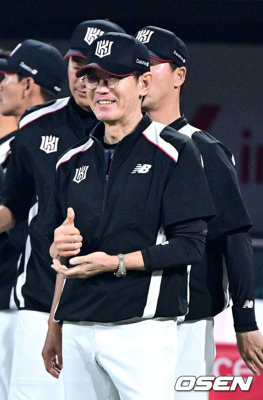 [OSEN=수원, 최규한 기자] KT가 모처럼 1선발 위용을 뽐낸 헤이수스를 앞세워 연승에 성공했다.&nbsp;프로야구 KT 위즈는 30일 수원KT위즈파크에서 열린 2025 신한 SOL뱅크 KBO리그 KIA 타이거즈와의 시즌 7차전에서 3-1로 승리했다.&nbsp;KT는 3연전 기선제압과 함께 2연승을 달리며 시즌 29승 3무 25패를 기록했다. 경기를 마치고 승리한 KT 이강철 감독이 선수들을 맞이하며 미소짓고 있다. 2025.05.30 / dreamer@osen.co.kr