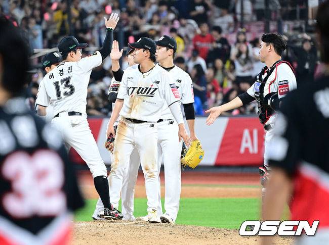 [OSEN=수원, 최규한 기자] KT가 모처럼 1선발 위용을 뽐낸 헤이수스를 앞세워 연승에 성공했다.&nbsp;프로야구 KT 위즈는 30일 수원KT위즈파크에서 열린 2025 신한 SOL뱅크 KBO리그 KIA 타이거즈와의 시즌 7차전에서 3-1로 승리했다.&nbsp;KT는 3연전 기선제압과 함께 2연승을 달리며 시즌 29승 3무 25패를 기록했다. 경기를 마치고 승리한 KT 선수들이 하이파이브를 나누고 있다. 2025.05.30 / dreamer@osen.co.kr