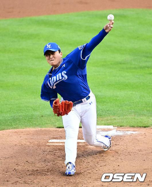 [OSEN=잠실, 지형준 기자] 30일 오후 서울 잠실구장에서 ‘2025 신한 SOL Bank KBO리그’ LG 트윈스와 삼성 라이온즈의 경기가 열렸다.이날 LG는 엘리에이저 에르난데스, 삼성은 이승현을 선발투수로 내세웠다.2회 삼성 이승현이 역투하고 있다. 2025.05.30 /jpnews@osen.co.kr