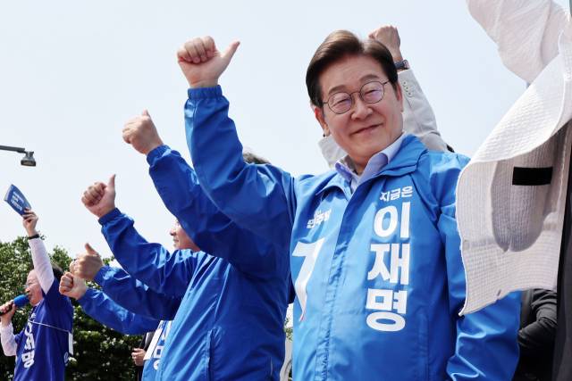 ▲더불어민주당 이재명 대선 후보가 열세 지역으로 분류되는 강원과 충북 지역의 표심 공략에 나선 30일 춘천시 춘천역광장에서 열린 집중유세에서 시민들에게 인사하고 있다. ⓒ연합뉴스