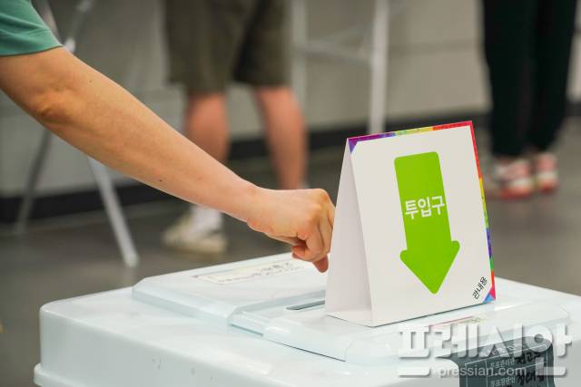 ▲30일 오전 부산 연제구 연제구청에 마련된 사전투표소에서 유권자가 투표하고 있다.ⓒ프레시안(강지원)