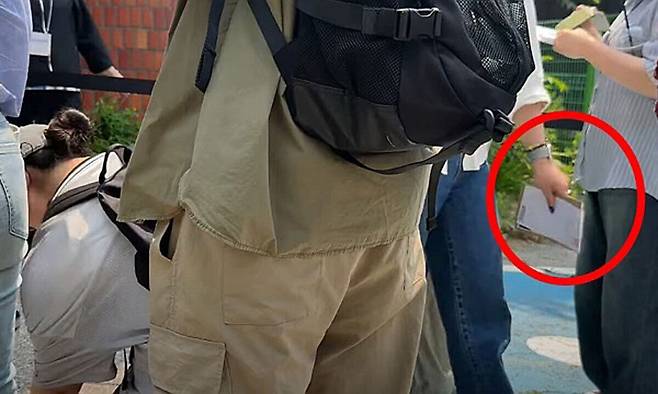 29일 오전 서울 서대문구 신촌동 주민센터 사전투표소에서 포착된 투표용지 추정(빨간원) 물체 모습. 유튜브 ‘애국청년 박준영’ 캡처