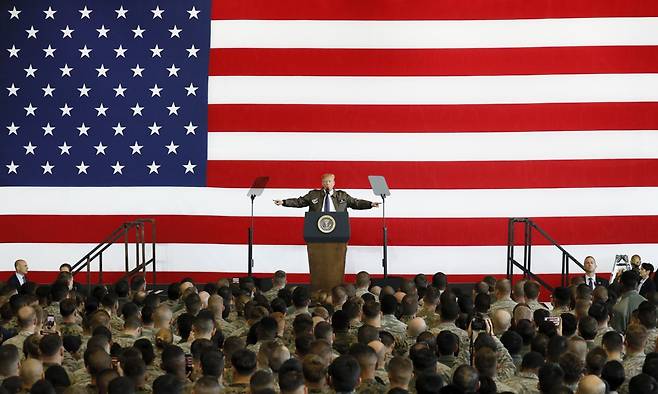 2017년 일본 요코타 미군 기지 찾은 도널드 트럼프 대통령. EPA연합뉴스