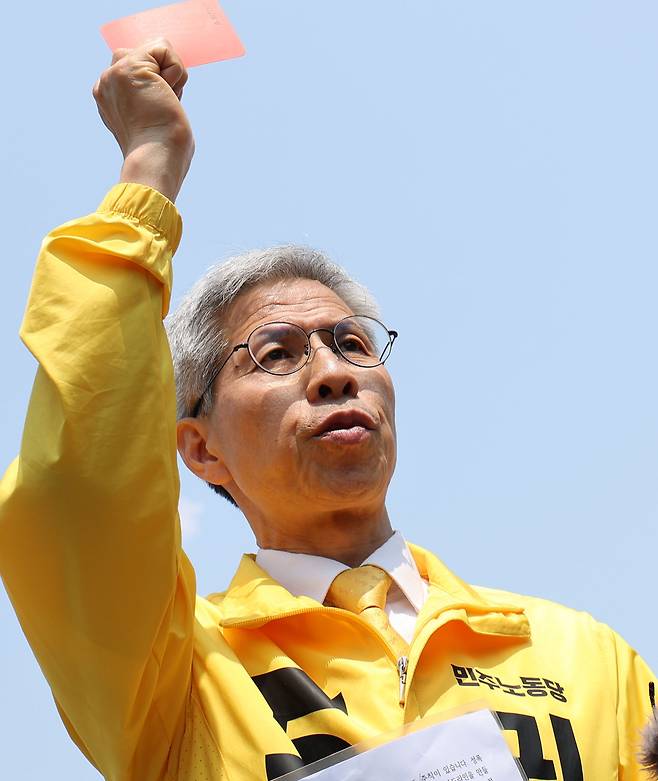 권영국 민주노동당 대통령 후보가 29일 오전 광주 광산구 금호타이어 광주공장 앞 정문에서 이준석 후보의 발언에 대해 레드카드를 들고 경고하고 있다. 광주=뉴스1