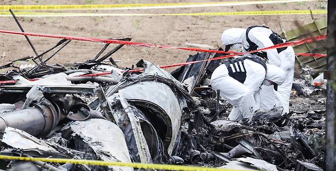 30일 경북 포항시 동해면 해군 초계기 추락 현장에서 해군 관계자들이 현장 감식을 하고 있다. 연합뉴스
